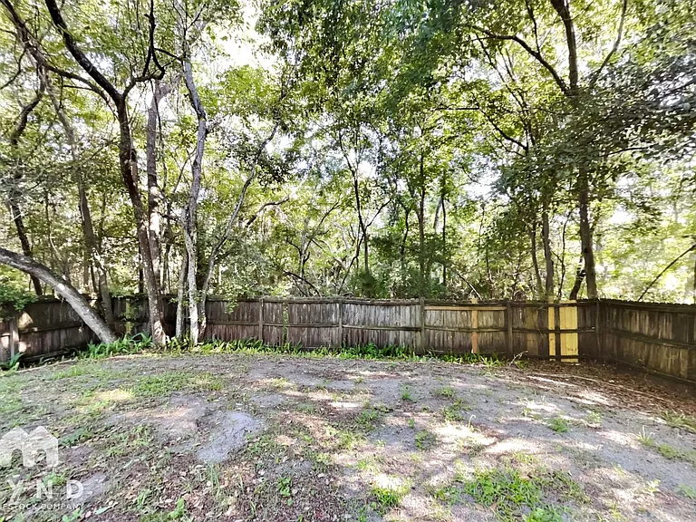 824 Helen St — Photo 14