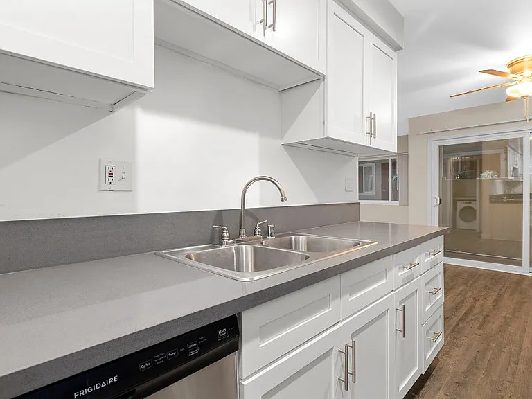 Lombardi Apartments — Photo 92