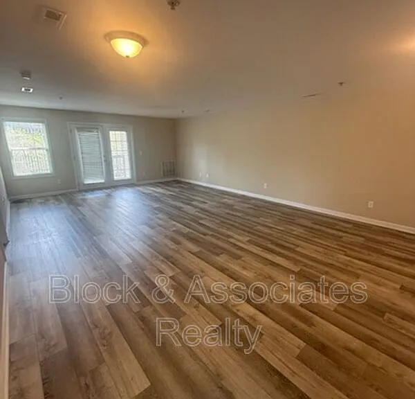 4068 Bentley Dr #B2 — Photo 2