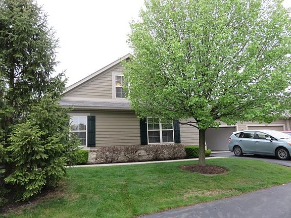 Mature trees surround the property : Mature trees front the condo.