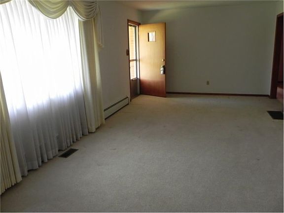 4th image of 944 N County Road 600 E