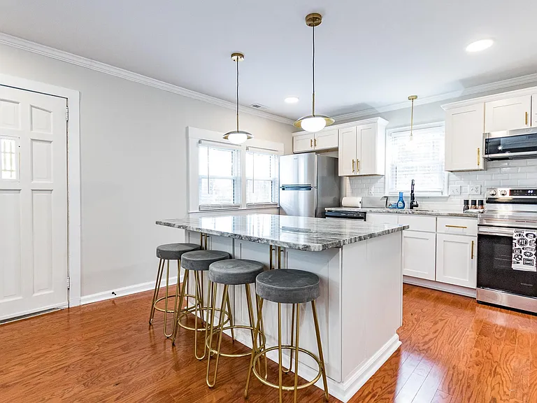 110 Jordan Ln — Photo 18