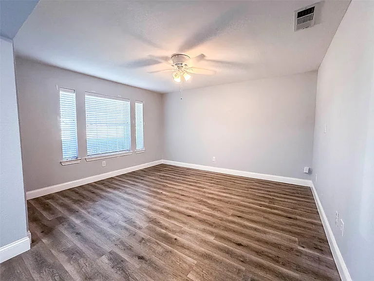 2201 Bradford Dr — Photo 4