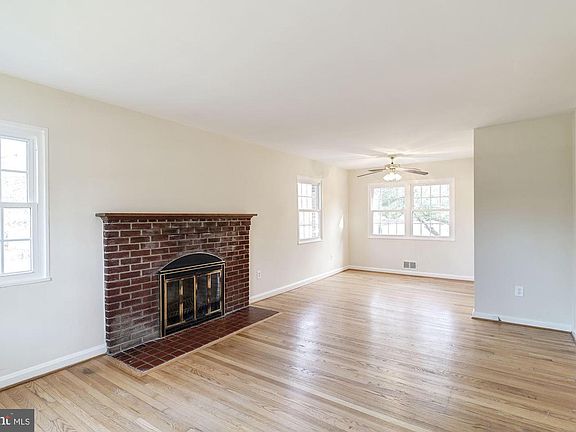 3rd image of 4117 Oak Hill Dr