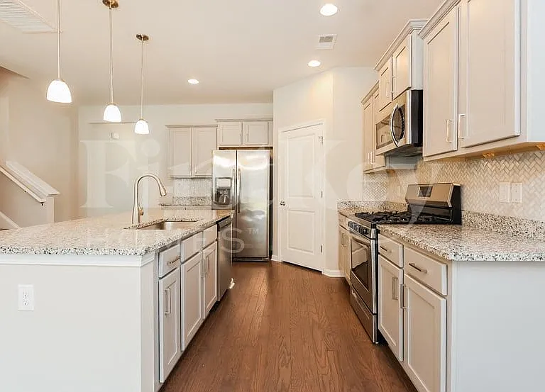 817 Neosho Ct — Photo 6