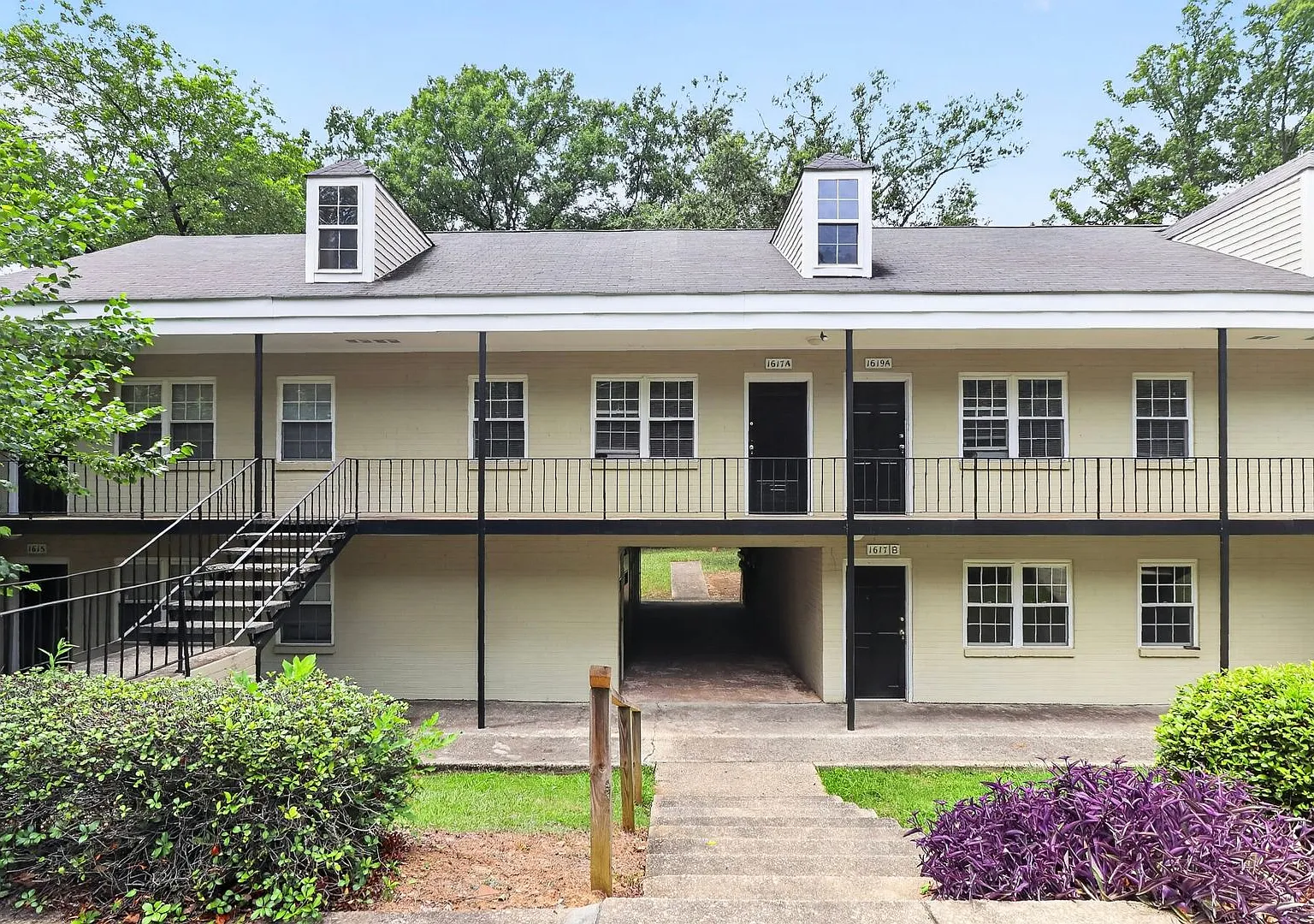Charming One Bedroom Apartment In The Heart of Plaza Midwood! — Photo 1