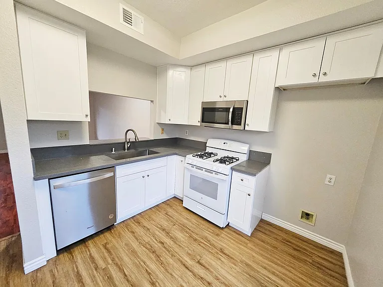 926 W Philadelphia St #4 — Photo 2