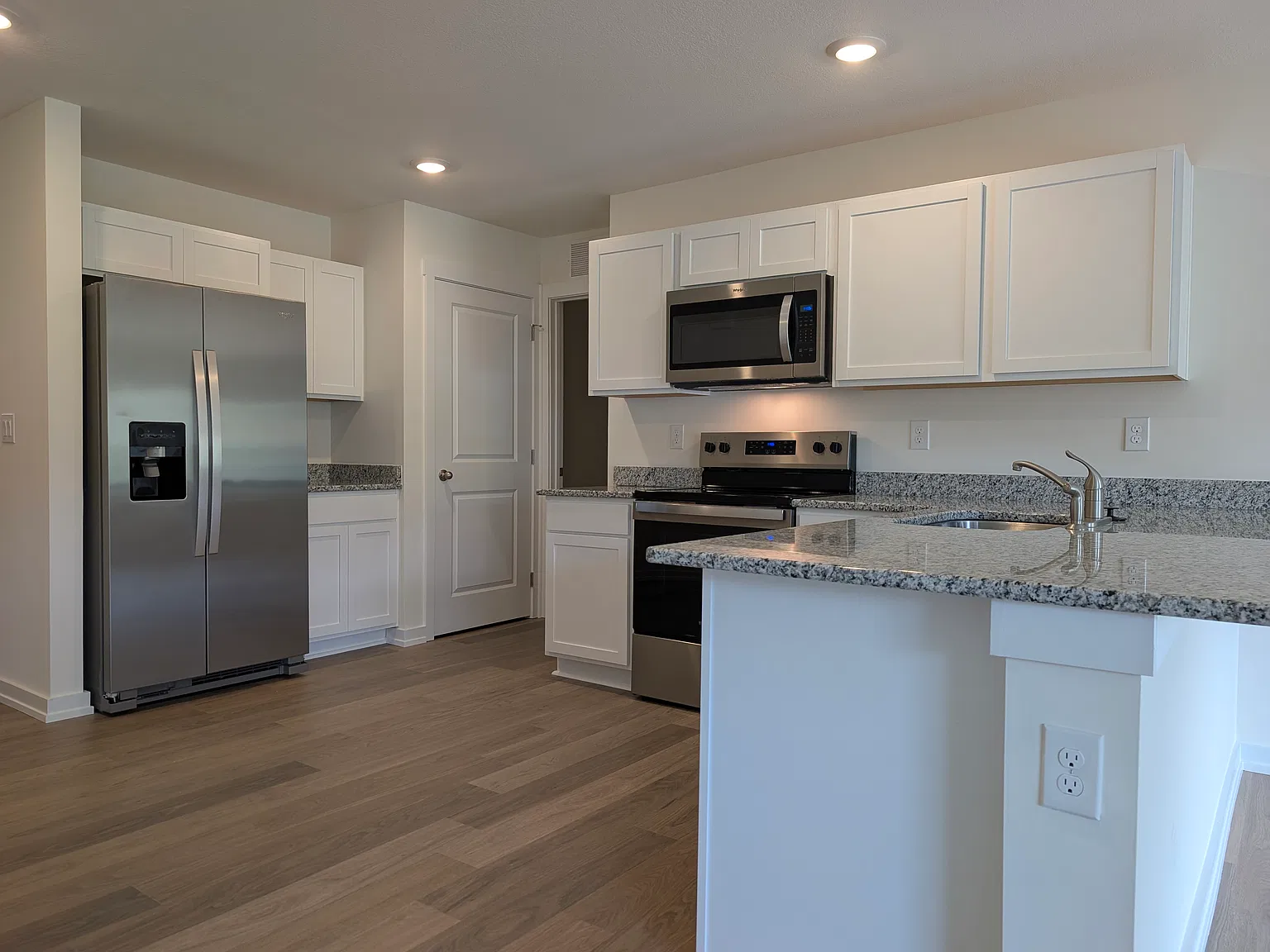 3 bed, 1343 sqft, $2,100 — Photo 4