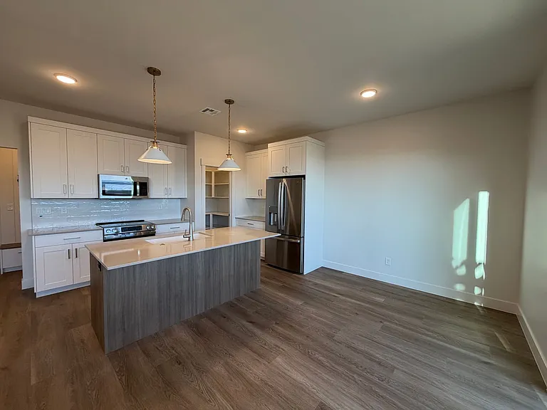 602 E Hemsworth Ln — Photo 9