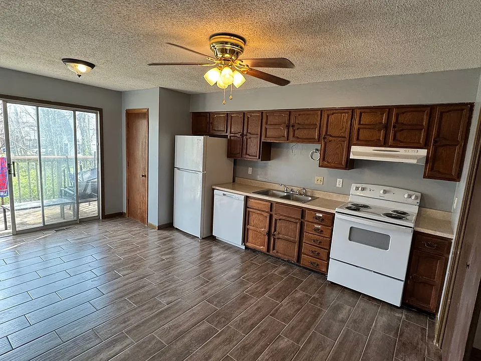 652-654 Pear Tree Cir