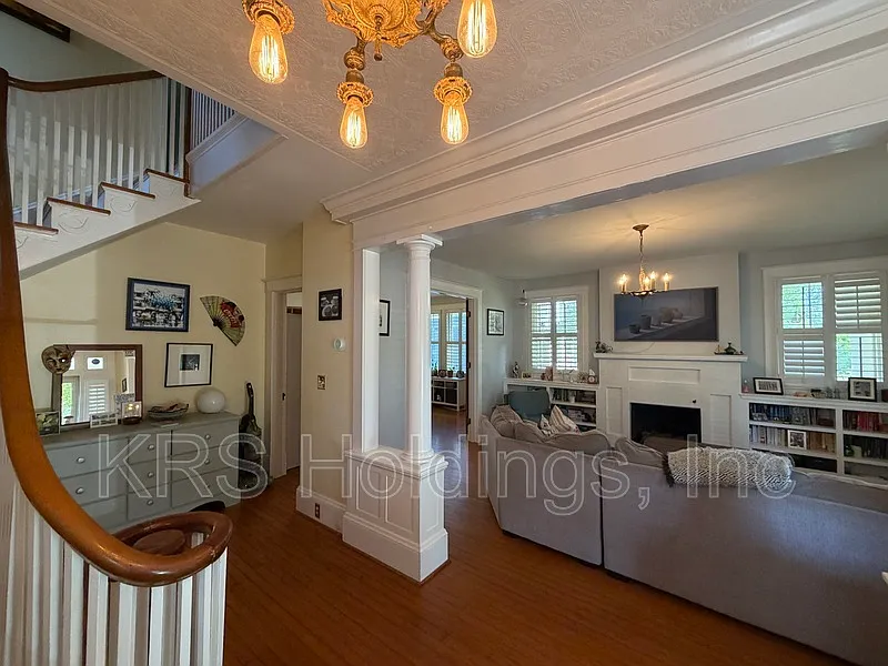 3 bed, 2.0 bath, 1916 sqft, $2,300 — Photo 3
