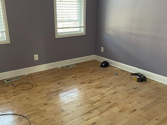 3rd image of 2461 Shirley Ave
