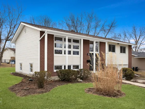 7001 Roberts Dr, Woodridge, IL 60517