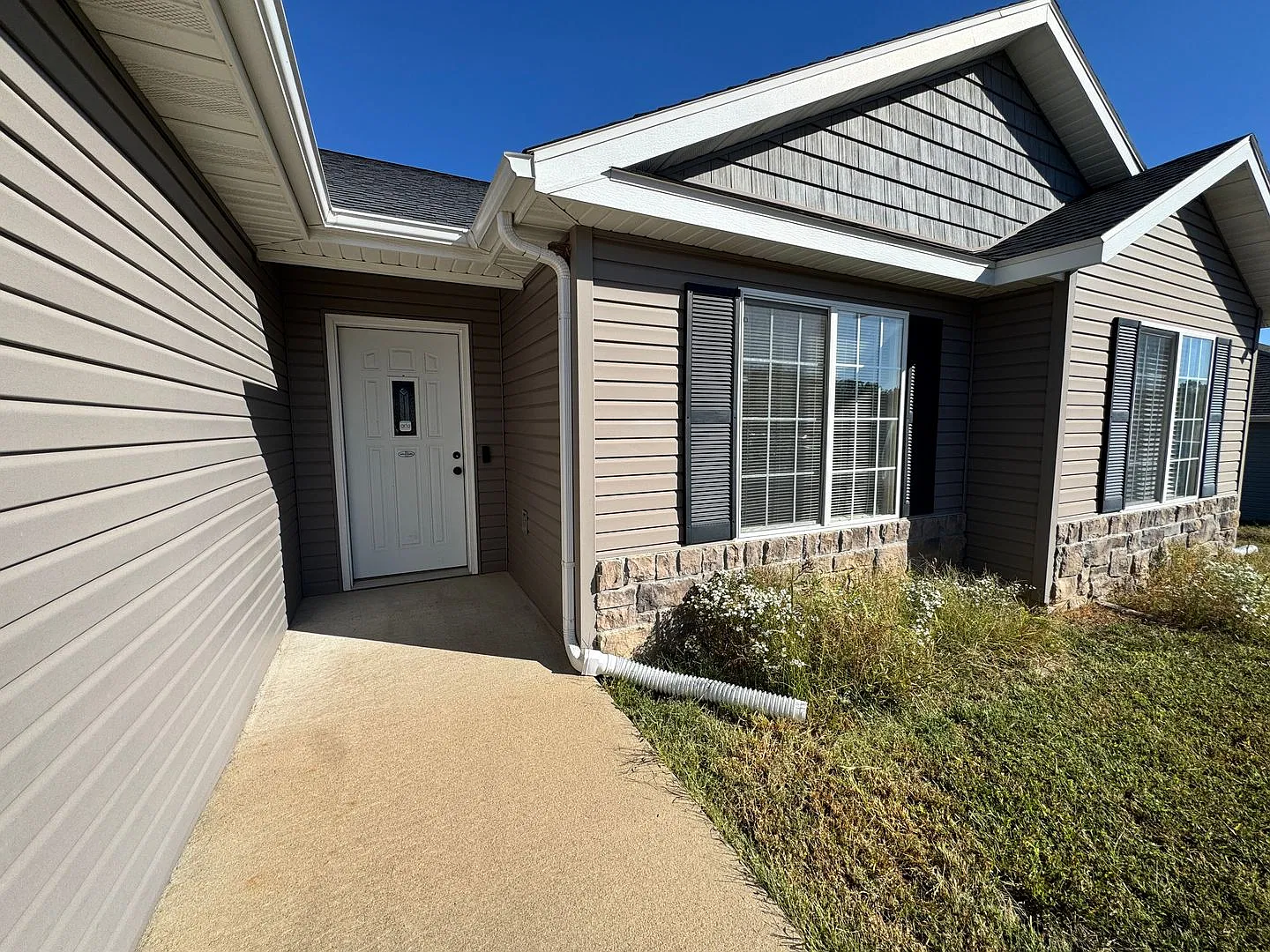 Beautiful 3 Bedroom Home in Woodland Hills! — Photo 2