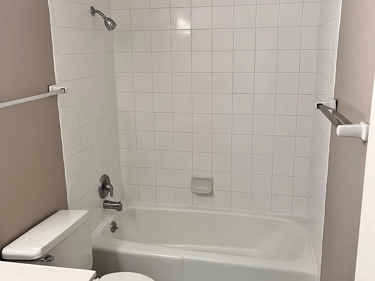 Bristol Square Apartments — Photo 111