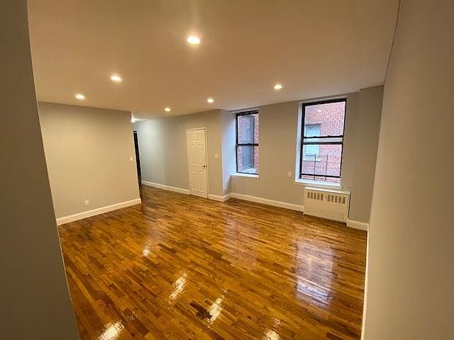 1st image of 922 Bronx Park S #A4