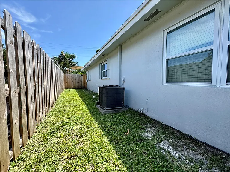 838 SW 14th St — Photo 32