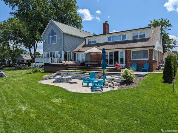 2525 Davista Dr, Highland, MI 48356