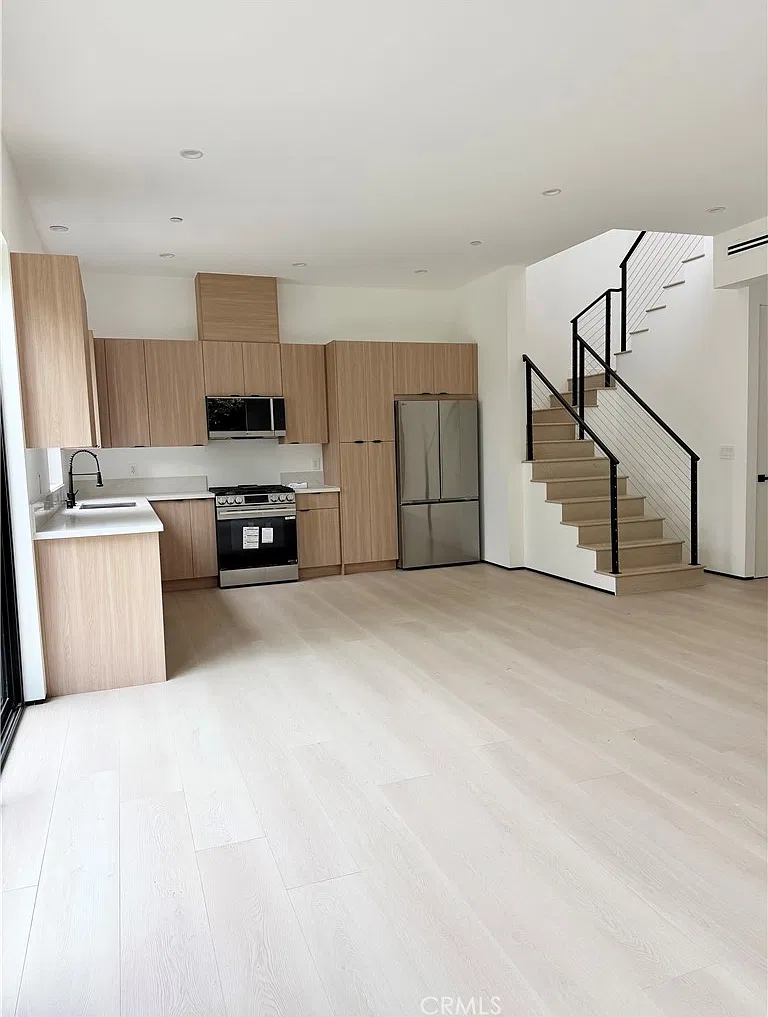 3 bed, 1350 sqft, $5,250 — Photo 2