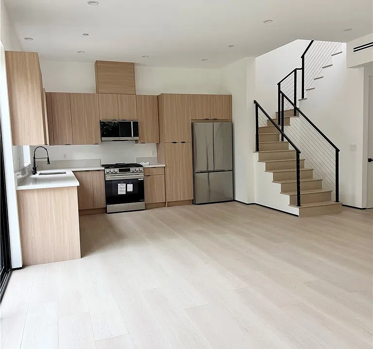 13205 Aetna St