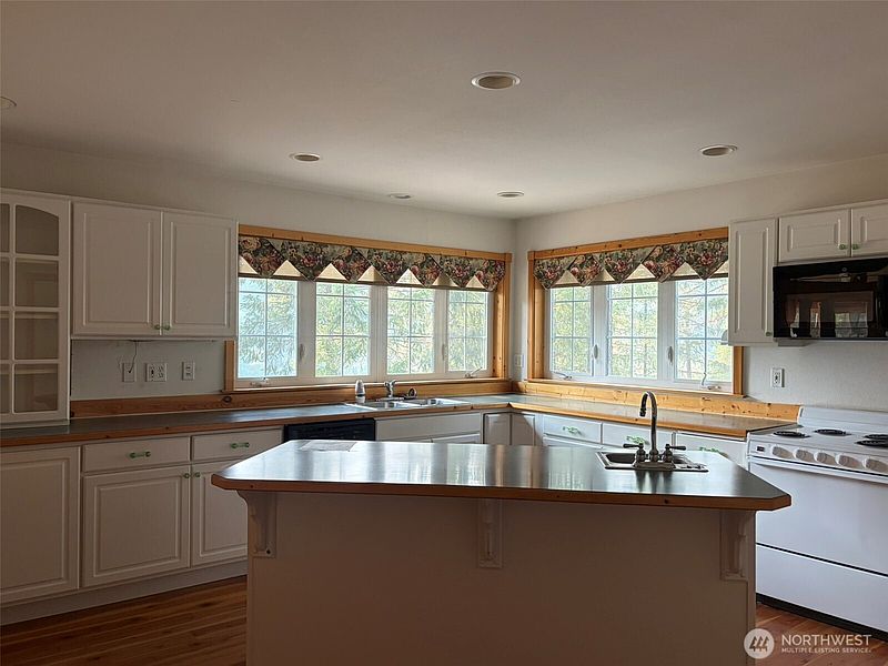 5th image of 497 Dolomite Road