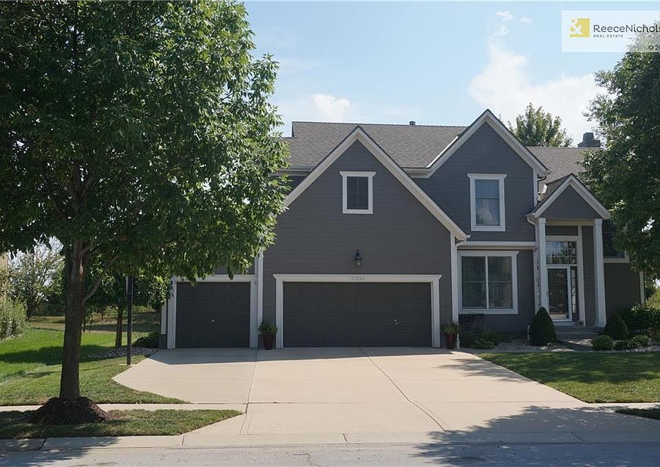 Three car garage with level driveway....