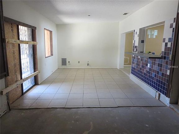 3rd image of 10710 Airview Dr