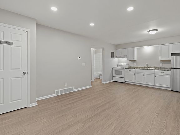 5th image of 816 Asylum St APT 4