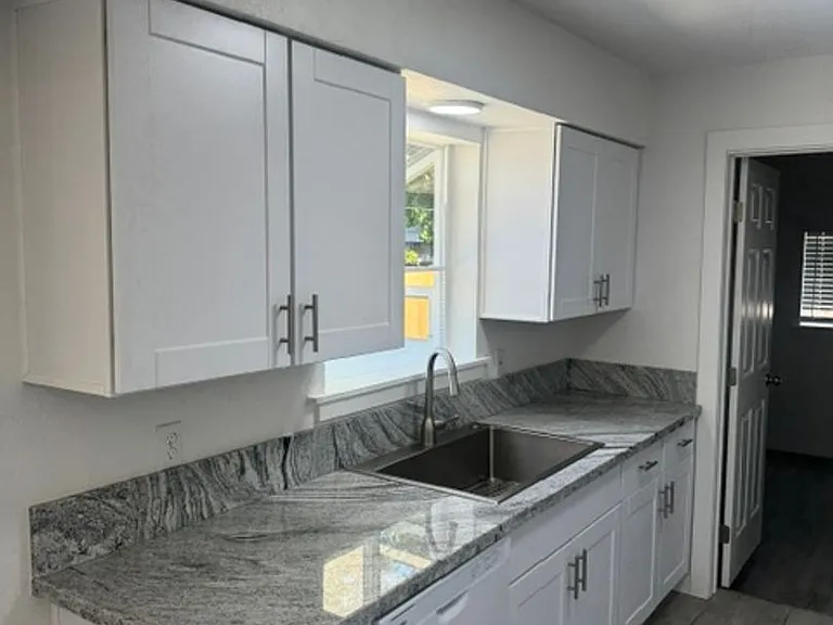 407 Oregon Ter — Photo 10