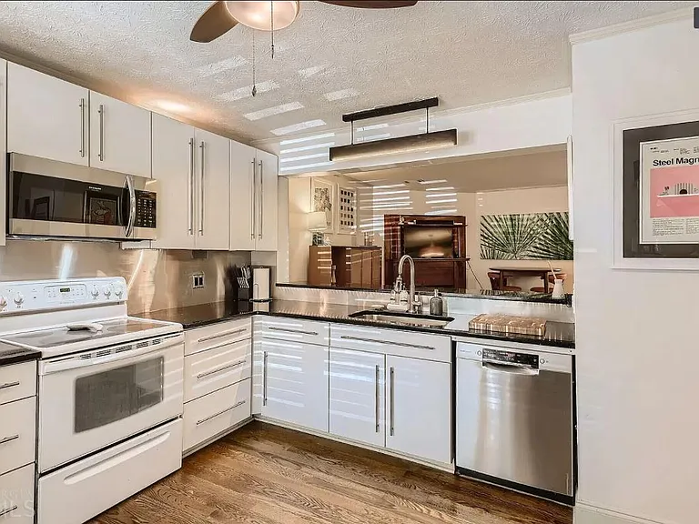 2208 Queen Anne Ct — Photo 5