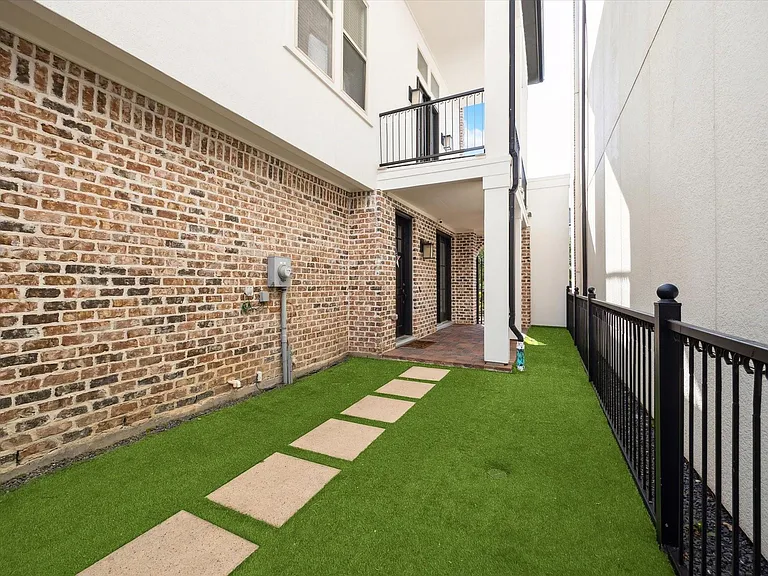 9632 Kings Cross Sta — Photo 4