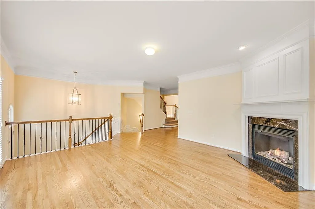 3 bed, 3.5 bath, 2328 sqft, $3,100 — Photo 3