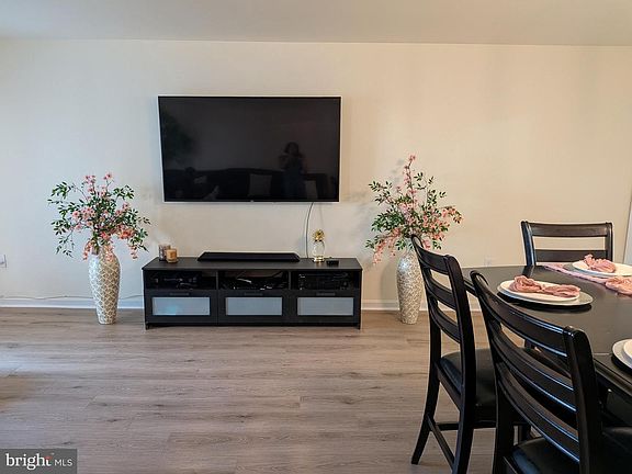 5th image of 4240 Applegate Ln #5