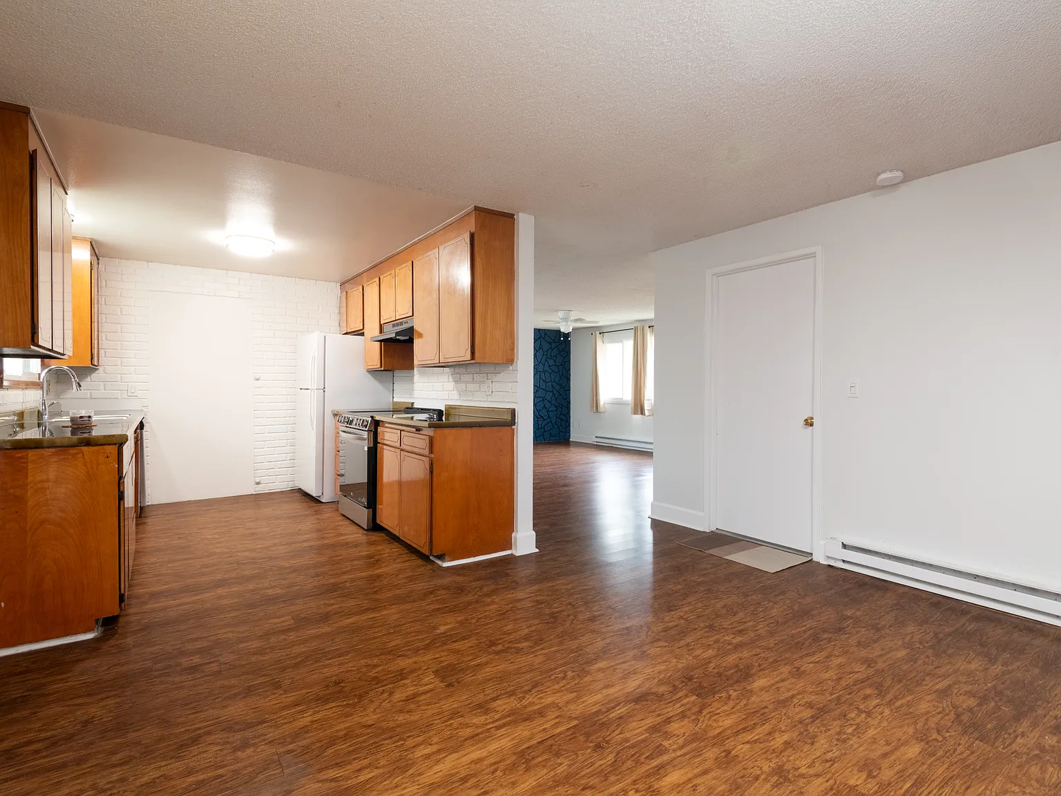 3 bed, 1400 sqft, $3,200 — Photo 2