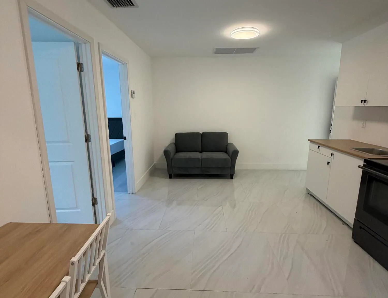 2 bed, 1.0 bath, 749 sqft, $2,400 — Photo 3