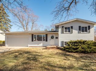 943 Cambridge Ln, Crystal Lake, IL 60014