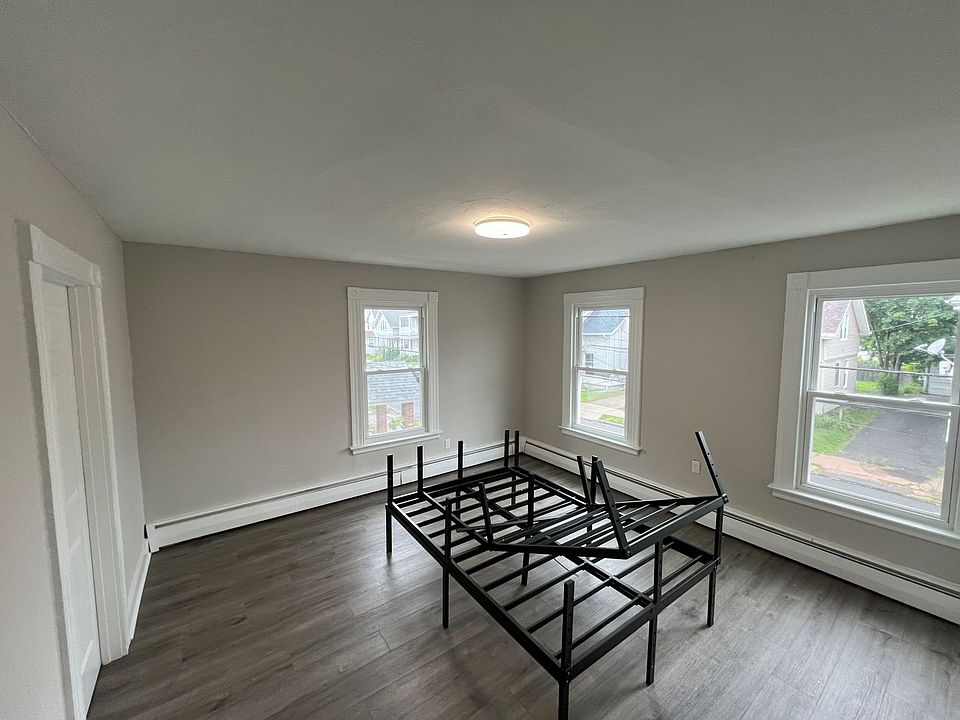 Living Room (off of kitchen and hallway)