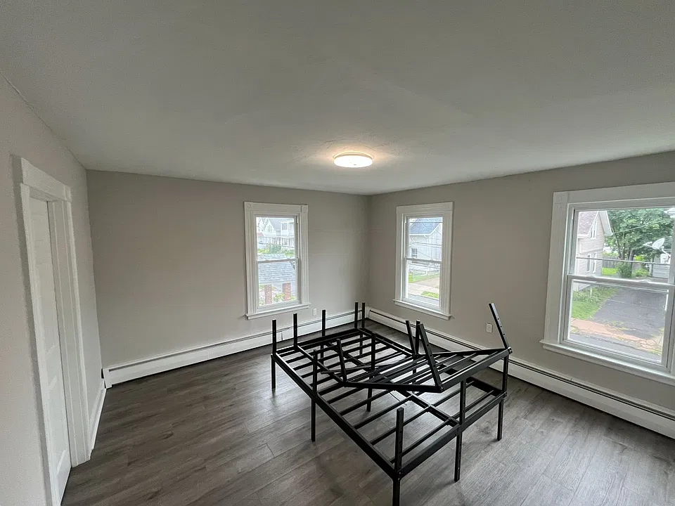 Living Room (off of kitchen and hallway)