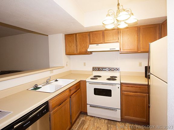 5th image of 6663 S Victor Ave #H102