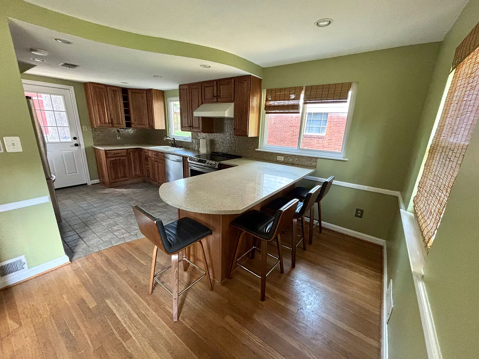3 bed, 2250 sqft, $3,400 — Photo 4