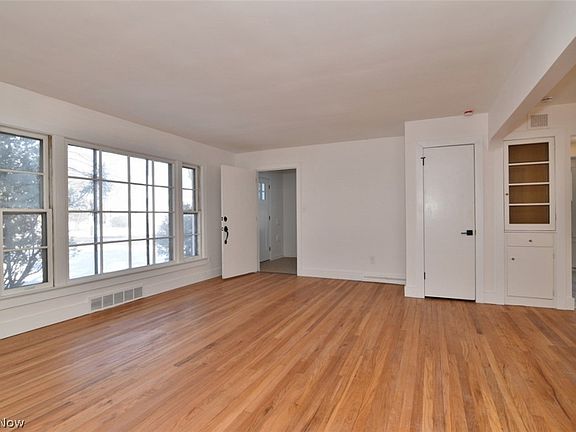 5th image of 19406 Chagrin Blvd