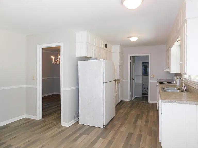 2921 Stratford Dr — Photo 2