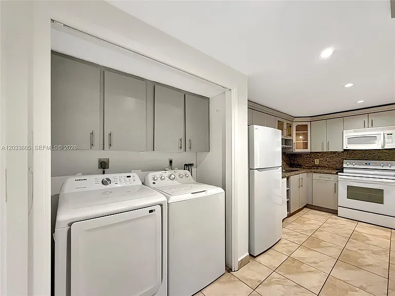 3641 Oaks Clubhouse Dr #201 — Photo 8