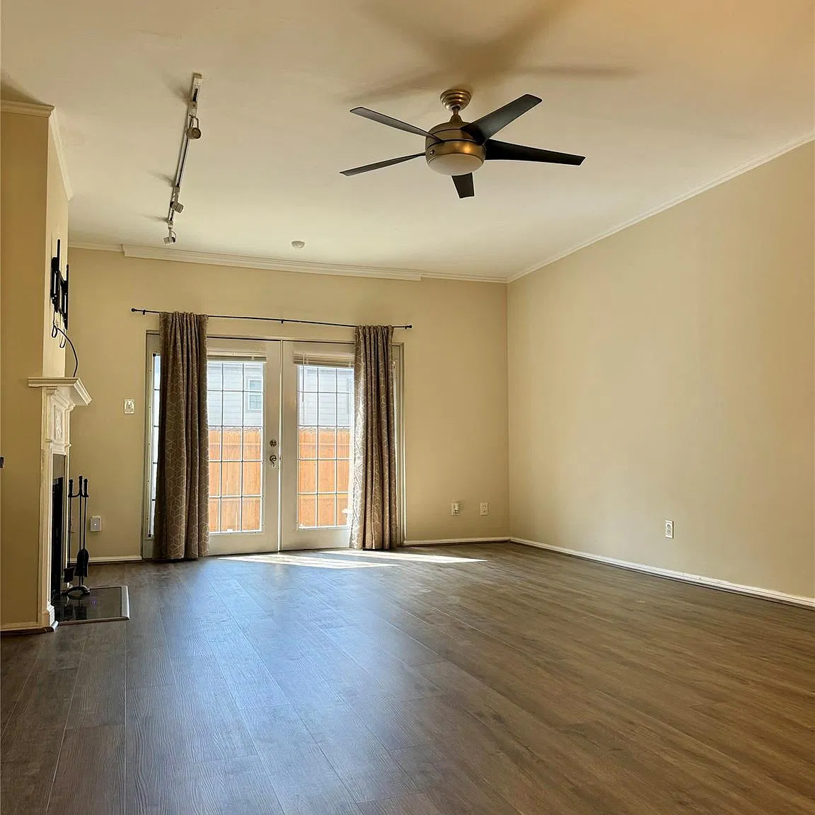 2 bed, 2.5 bath, 1406 sqft, $1,999 — Photo 1