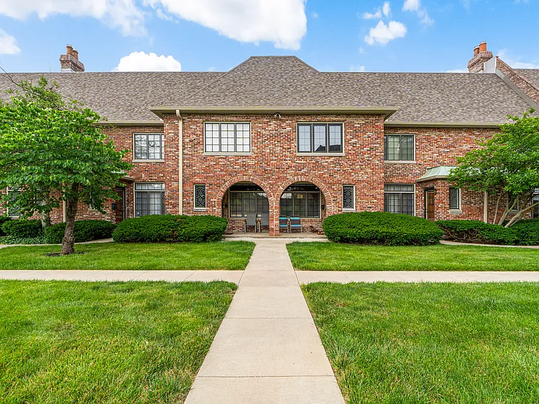 8383 Somerset Dr — Photo 2