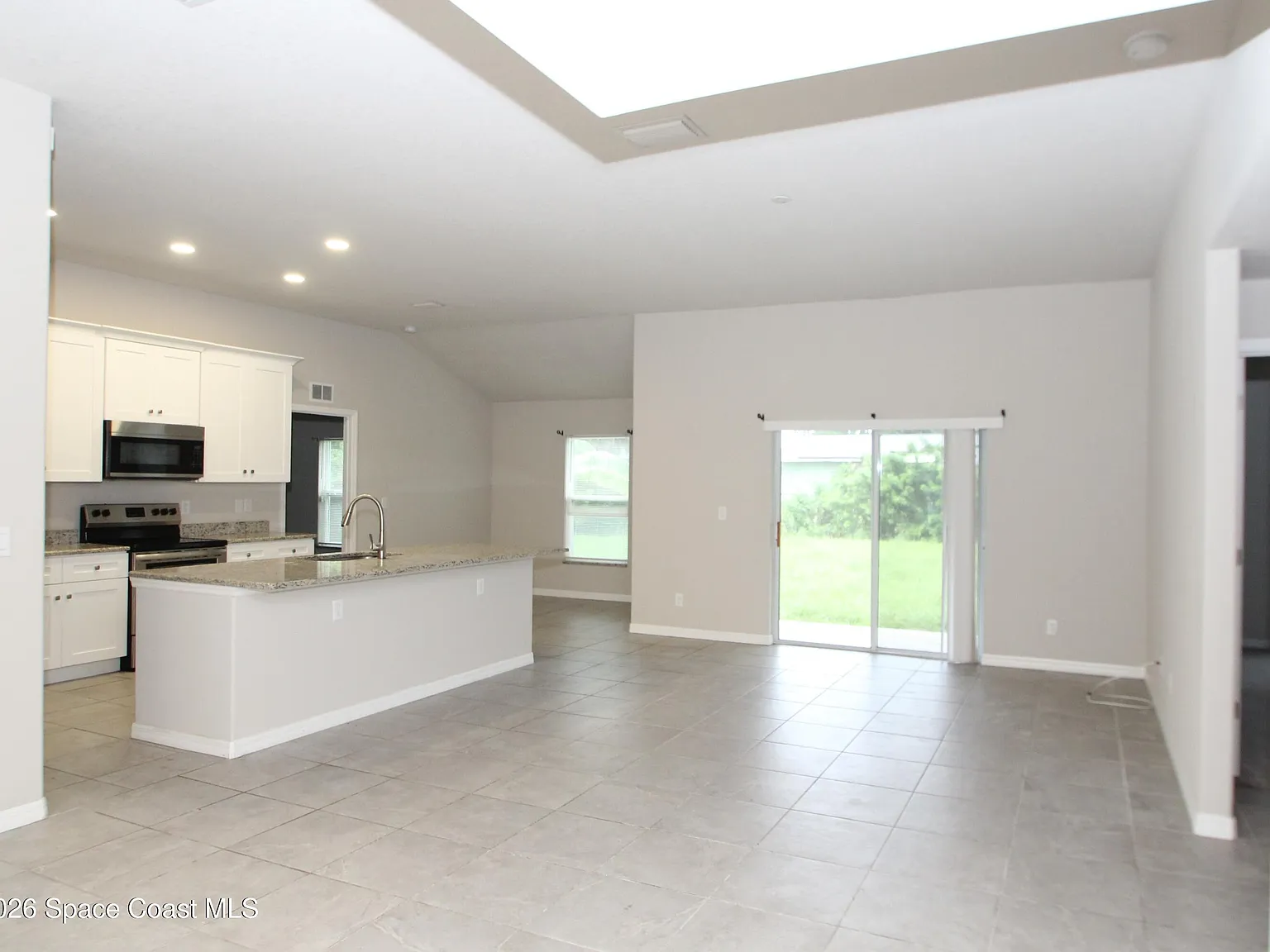 3 bed, 2.0 bath, 1598 sqft, $2,100 — Photo 3