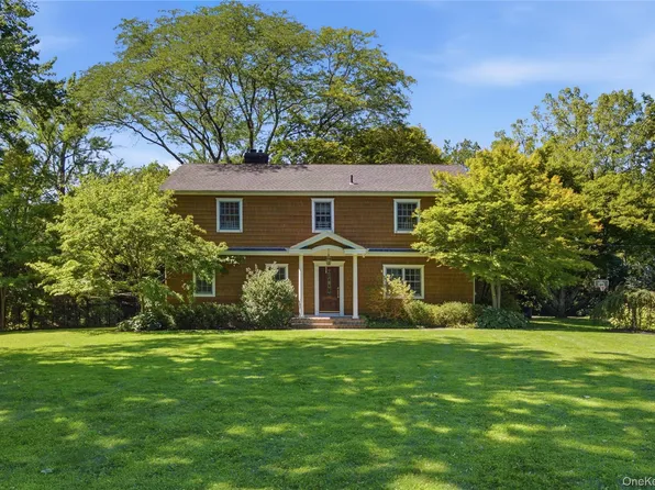Bryant Ave, Roslyn, NY 11576