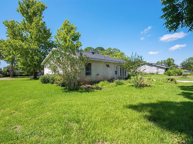 1208 Weyer St — Photo 33