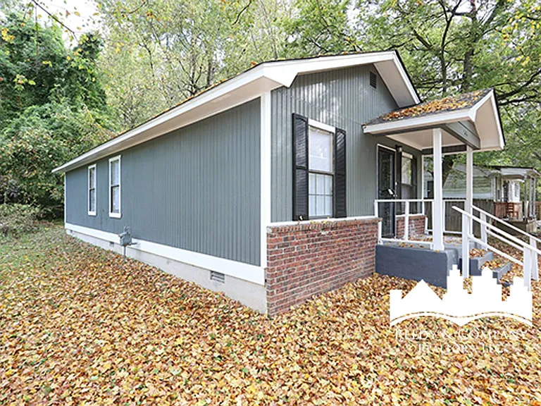 1616 Winston Dr — Photo 3