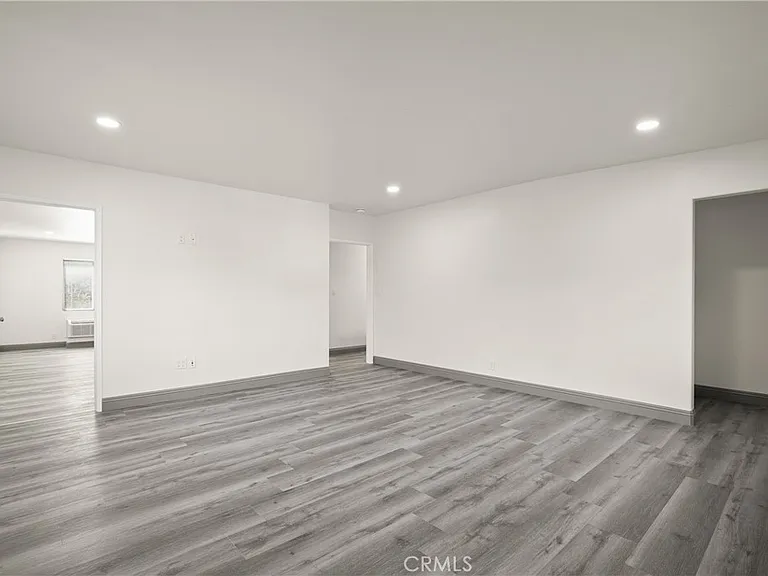 14335 Hamlin St — Photo 33